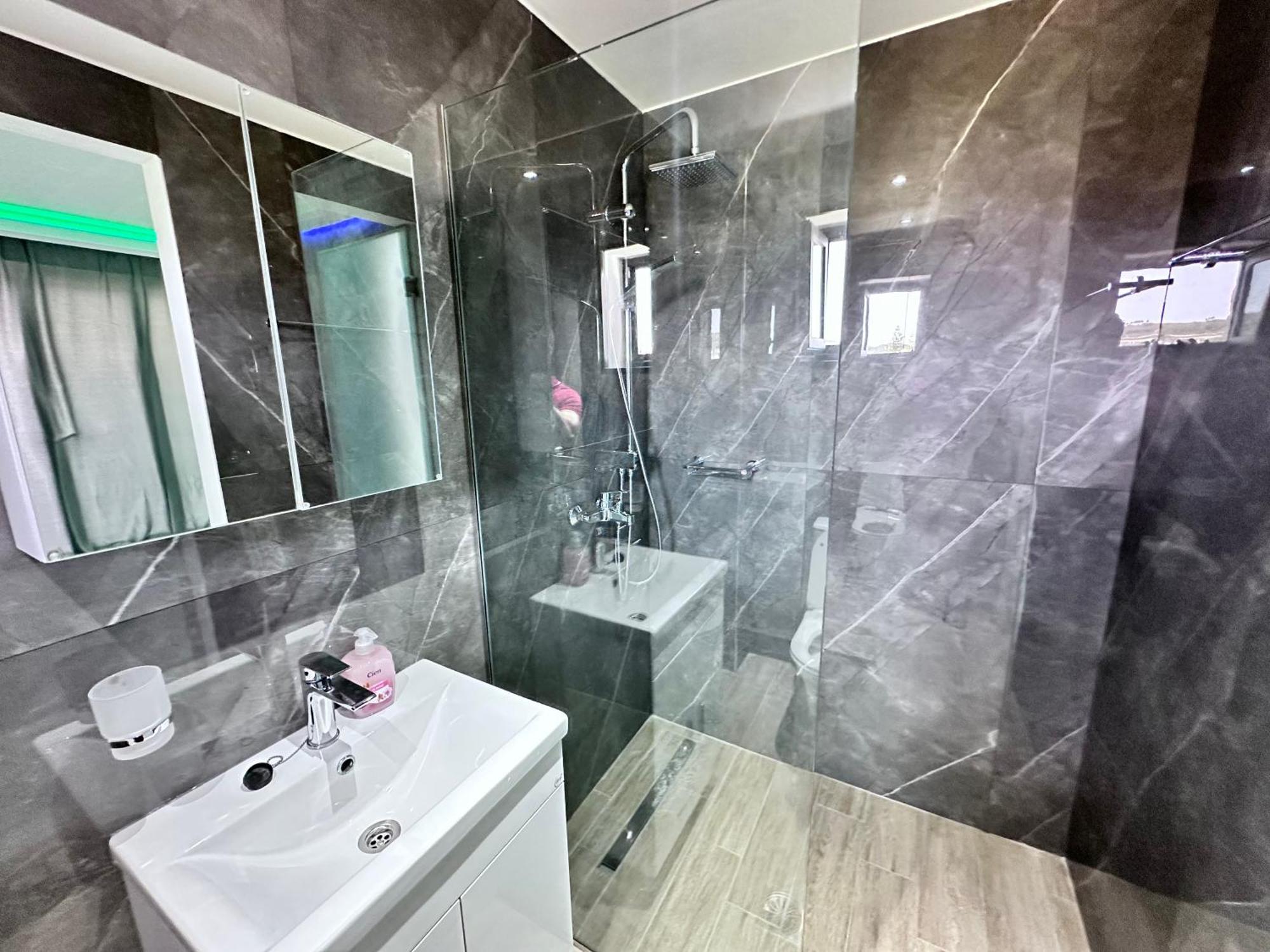 Central Studios Apartments Аликанас Экстерьер фото